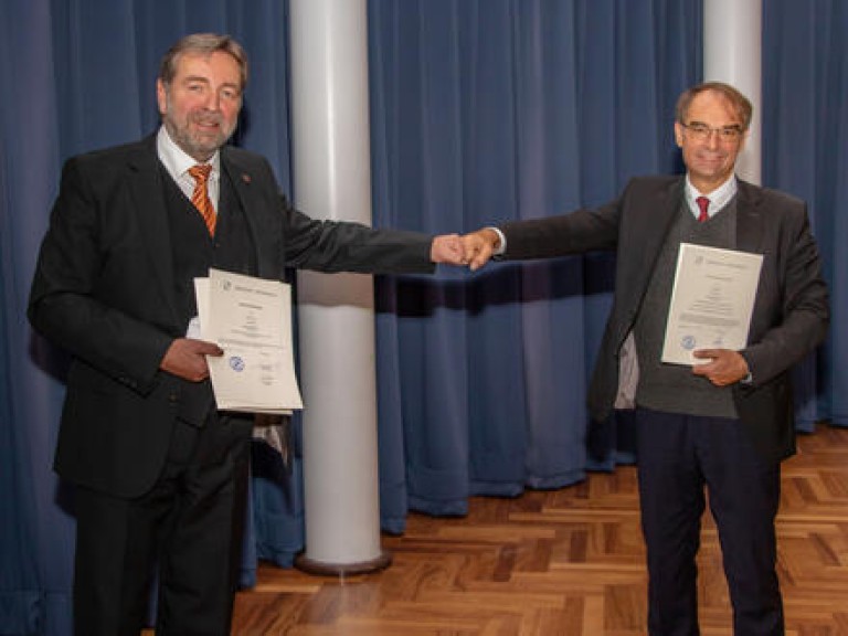 Dieter Lang (rechts im Bild) tritt Amt des Bürgermeisters an (Quelle: Stadt Dietzenbach)