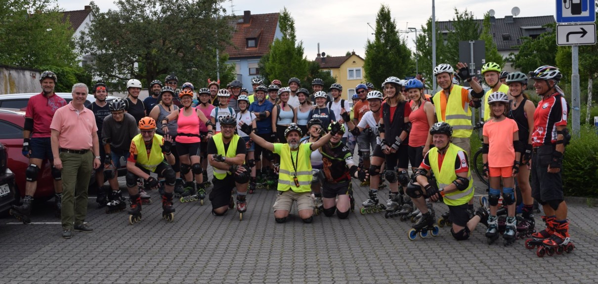 Trotz großer Hitze rollte die erste Skate-Night mit hoher Beteiligung los (Bild-Quelle: Stadt Seligenstadt)