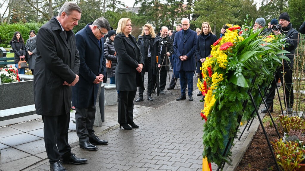 Ministerpräsident Boris Rhein und sein Stellvertreter, Wirtschaftsminister Tarek Al-Wazir, gedenken am heutigen Jahrestag des Anschlags von Hanau der Opfer der grausamen Tat (Bildquelle: Hessische Staatskanzlei)