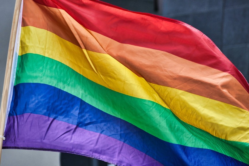 Die Regenbogenfahne weht vor dem Kreishaus in Dietzenbach als Symbol für Vielfalt und Akzeptanz