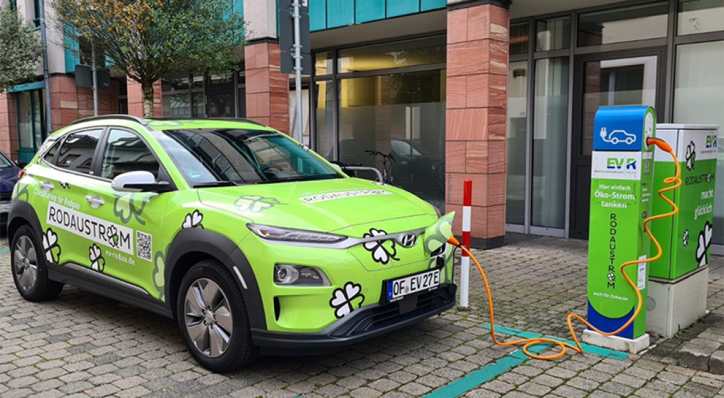 Die grünen E-Autos der EVR sieht man inzwischen überall in Rodgau (Quelle: EVR)