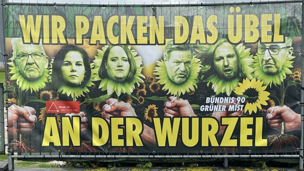 Offenbar Kritik an der Energiepolitik übt ein Plakat am Zaun der LKS in Seligenstadt